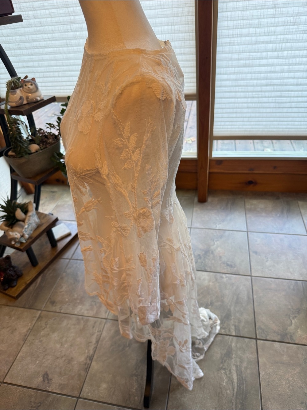 white Lace High-Low Top - Picture 4 of 7